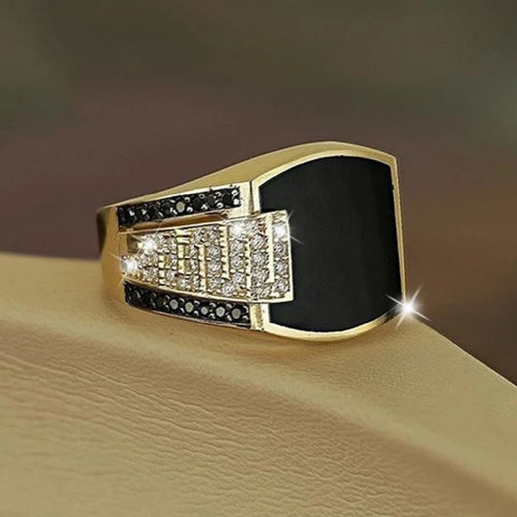 Luxusní Pánské Prsten Typ Podnikání Černá Deska Crystal Straně Nastavení pro Mužské Drahokamu Prst Kapela Zlaté Barvy Lesklé Šperky